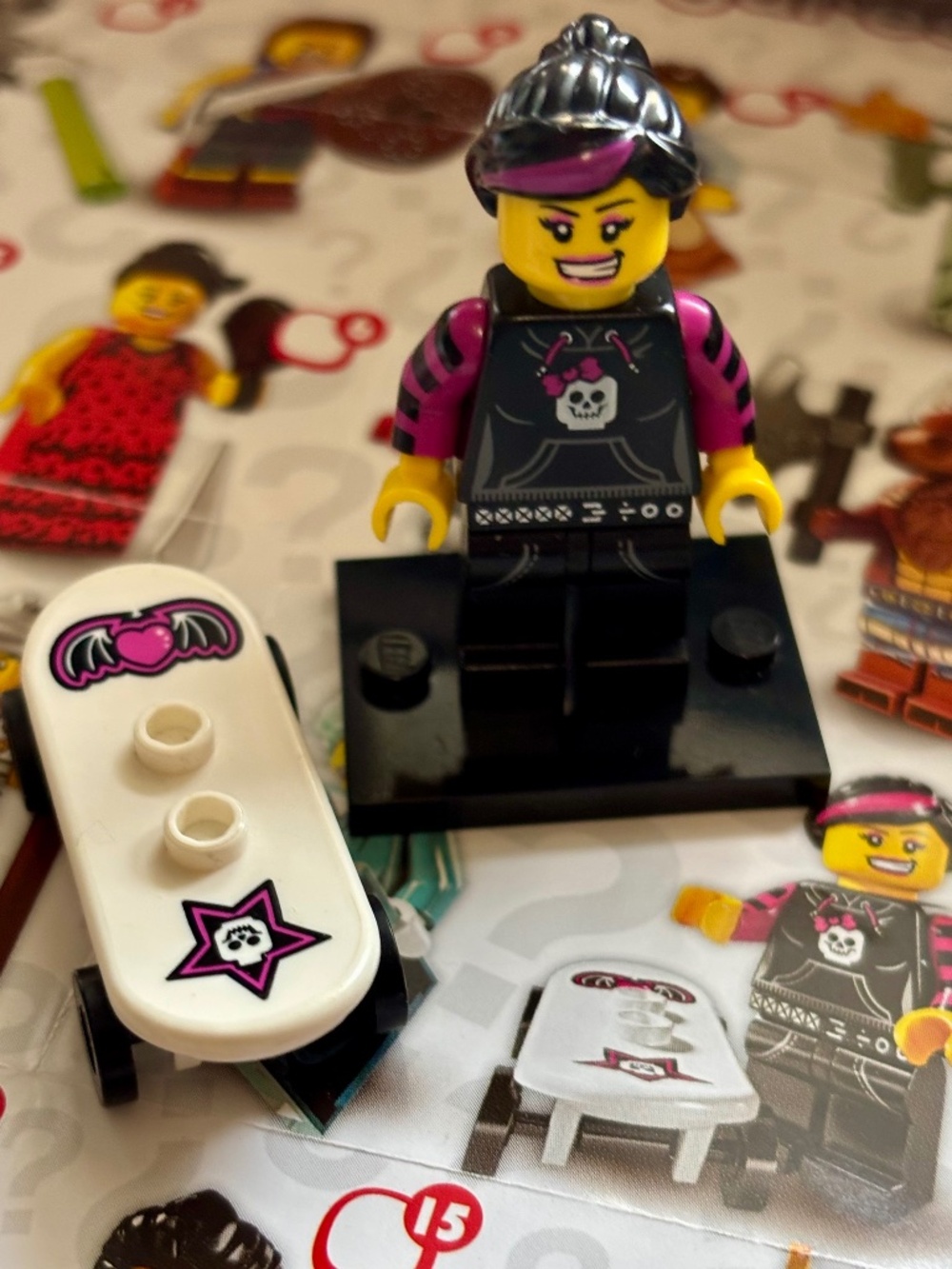 LEGO Series 6 "Skater Girl" col092 With stand, pamphlet & accessories.